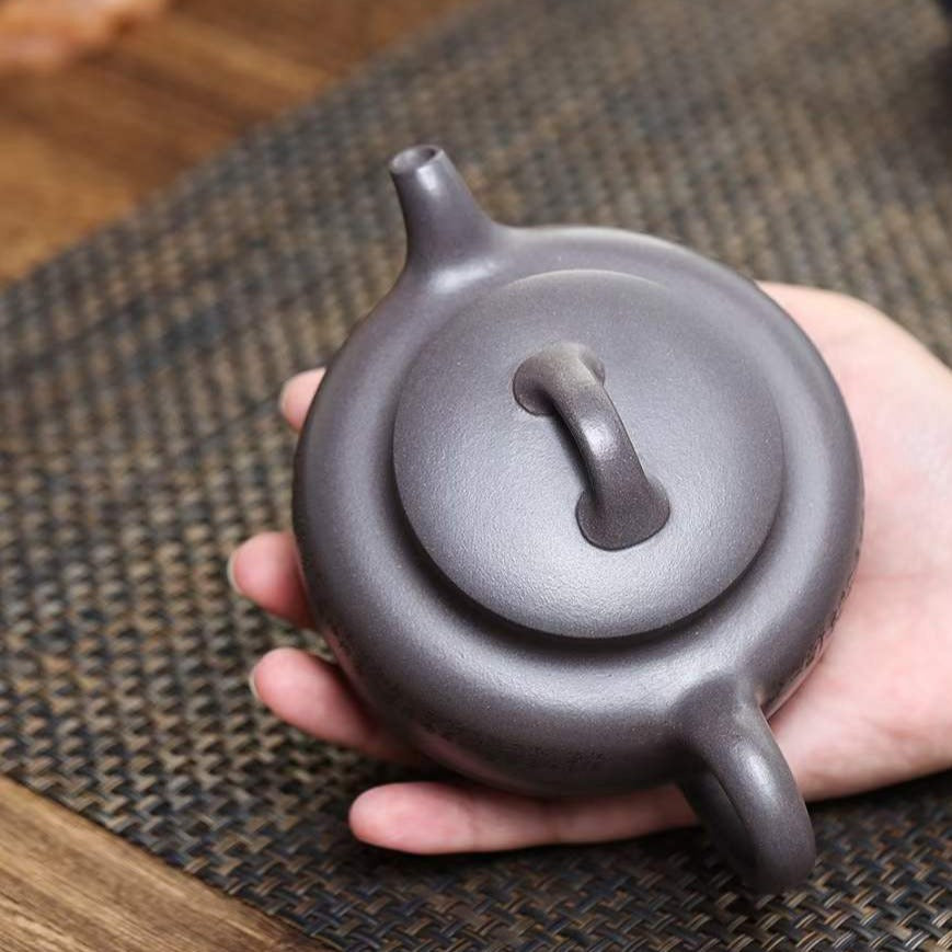 Zisha teapot Lian Yi, handmade by artist Level 3, YANG Fei 杨菲(L3-2021)大水潭紫泥 紫砂壶 “莲意”