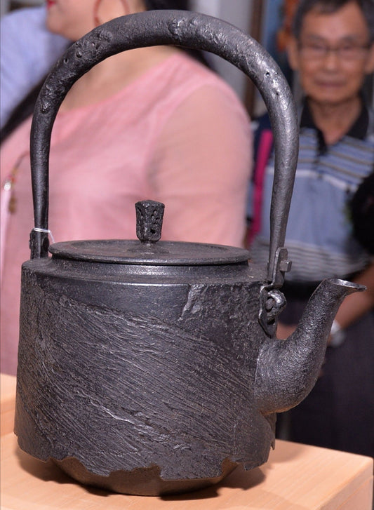 Katatsuki Tsutsu Shape Japan  Satetsu Tetsubin Iron Kettle by Koizumi Nizaemon XI