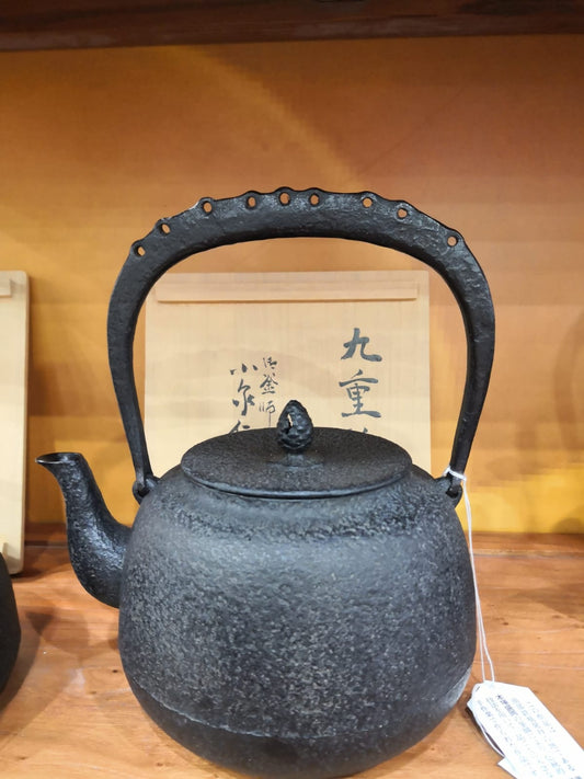 Kokonoe Gata Shape Japan Tetsubin Iron Kettle by Koizumi Nizaemon XI