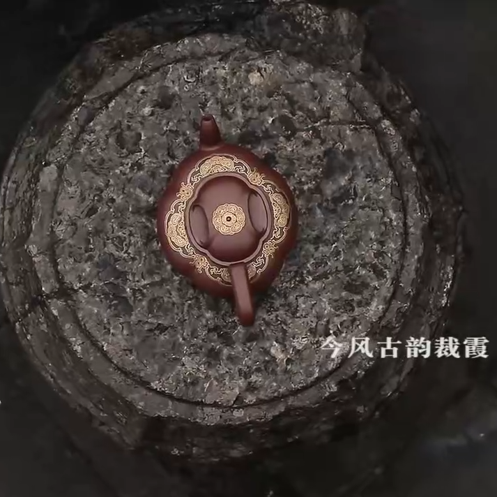 Zisha teapot by Level 1A Grandmasters, JI Yi-Shun 季益顺 Signature masterpiece 金玉砂 【紫玉金砂】卡金丝镶嵌工艺