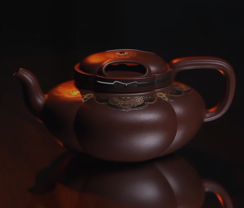 Zisha teapot by Level 1A Grandmasters, JI Yi-Shun 季益顺 Signature masterpiece 金玉砂 【紫玉金砂】卡金丝镶嵌工艺