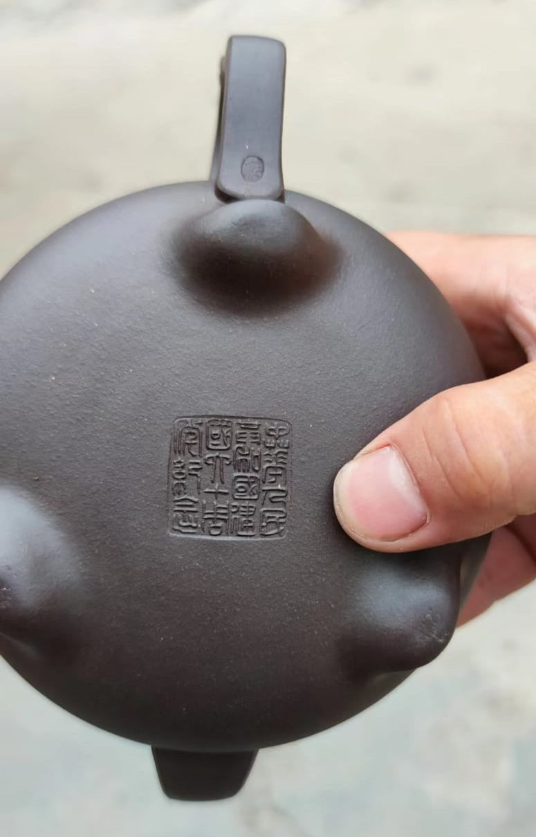 Zisha teapot Designed and supervised by Artist Level 1, FAN Wei-Qun (L1-2012) Zi Ni