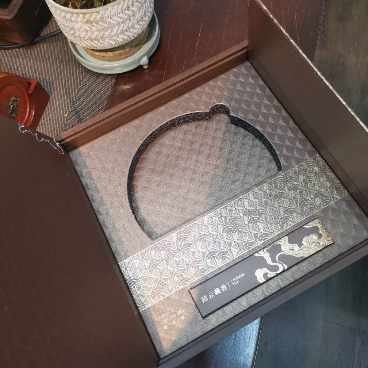 Tea Cake Gift Box with Tea Knife and Carrying Bag