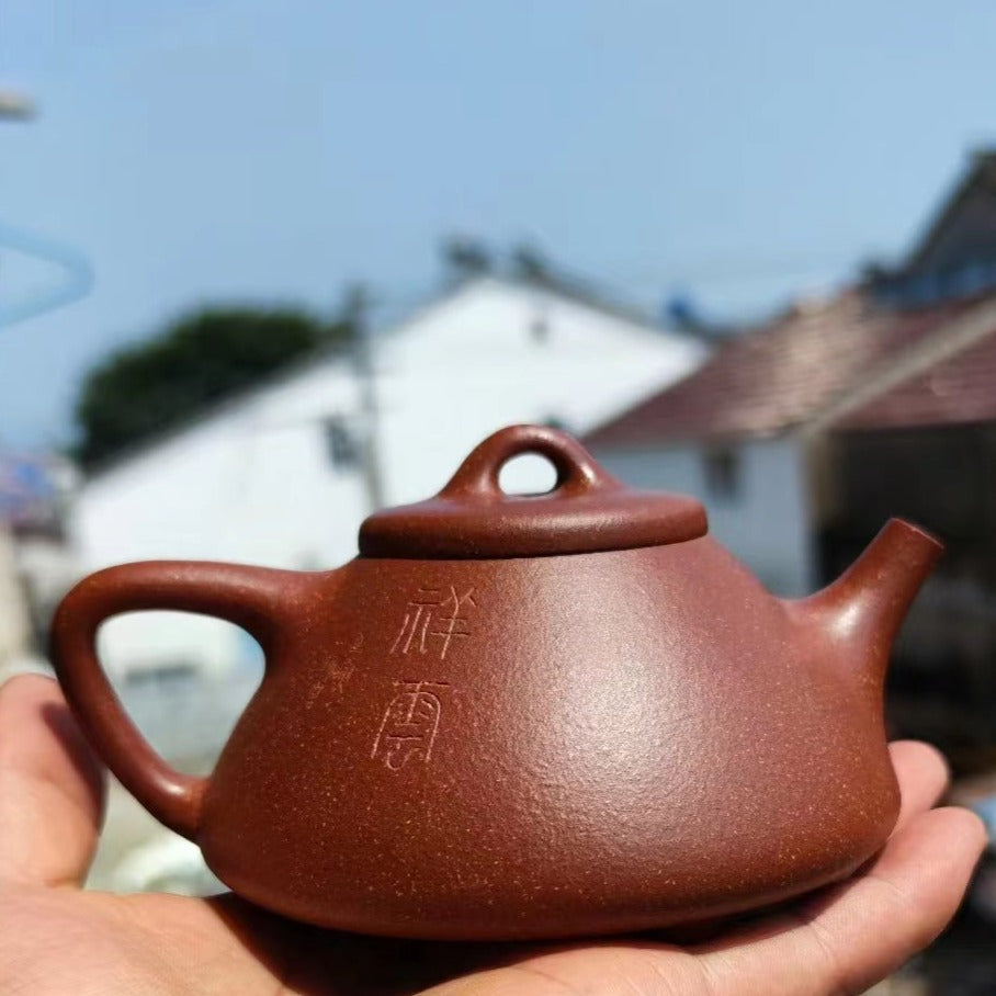 Zisha teapot Jiang Po Ni, Zi Ye Shi Piao, handmade by Studio Craftsmanship LIU Hai-Xia, Jiang Po Ni